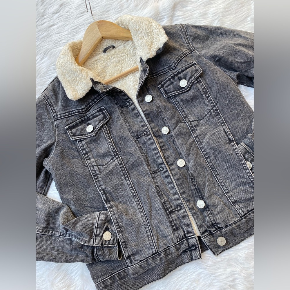 🌻TOPSHOP Oversized borg denim jacket
🌻bust-36
🌻sleevelength-23
🌻length-21 - Picture 3 of 6